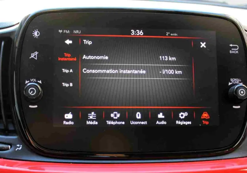 Écran tactile central du tableau de bord de la FIAT 500C 2018 en couleur Pastel Coral Red, affichant le menu Trip.