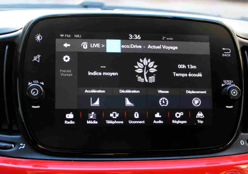 Écran tactile central du tableau de bord de la Fiat 500C 2018 en Pastel Coral Red, affichant les options de conduite ecoDrive.