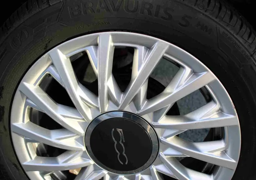 Gros plan sur la jante argentée en alliage du FIAT 500C 2018, avec logo 500 au centre du pneu noir.