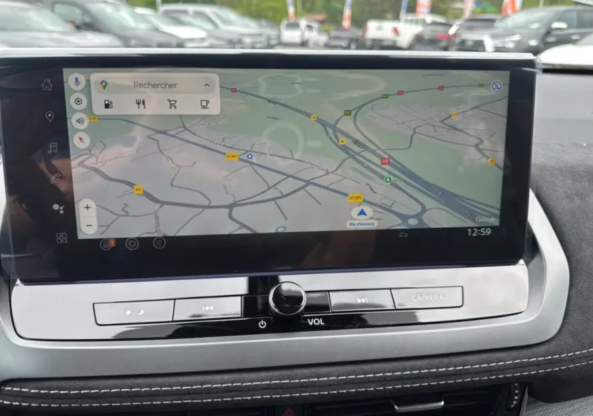 Écran tactile central du Nissan Qashqai E-POWER 205 Tekna Plus affichant la navigation GPS avec commandes tactiles.