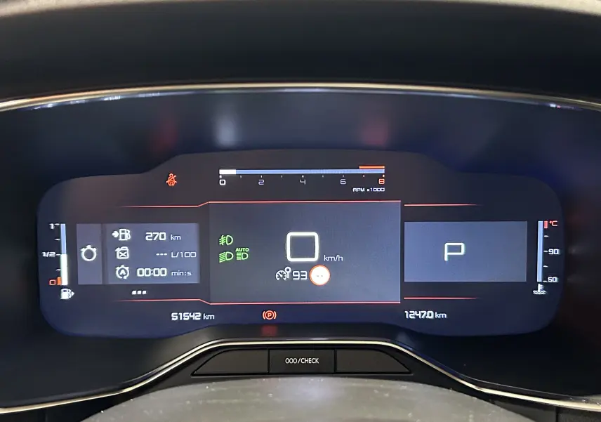 Tableau de bord numérique du Citroën C5 Aircross 2023 affichant la vitesse, le régime moteur et les indicateurs de conduite.