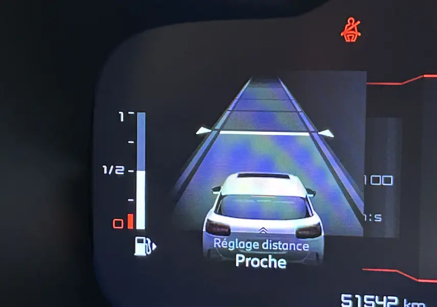 Affichage caméra de recul sur tableau de bord d'une Citroën C5 Aircross gris Platinium, vue arrière du véhicule en marche arrière.