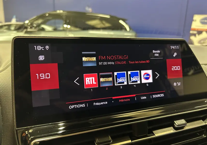 Écran central tactile de la Citroën C5 Aircross gris Platinium affichant la radio FM Nostalgie, vue intérieure frontale.