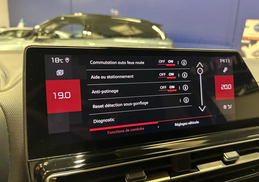 Écran tactile intérieur du Citroën C5 Aircross 2023 affichant les réglages d’aide à la conduite et température à 19°C.