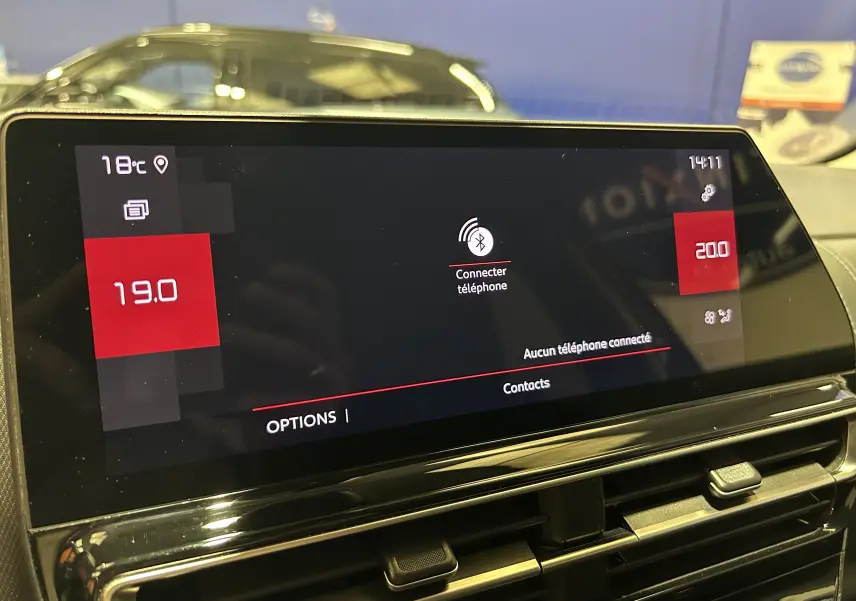 Écran tactile central du tableau de bord de la Citroën C5 Aircross gris Platinium, affichant la température et la connexion Bluetooth.