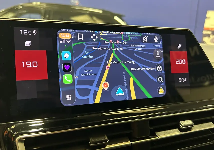 Écran tactile central du Citroën C5 Aircross gris Platinium, affichant la navigation GPS et la température intérieure.