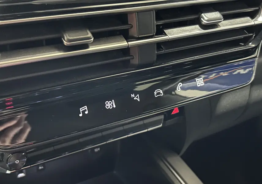 Détail du tableau de bord du Citroën C5 Aircross 2023, montrant les commandes tactiles noires avec icônes blanches.