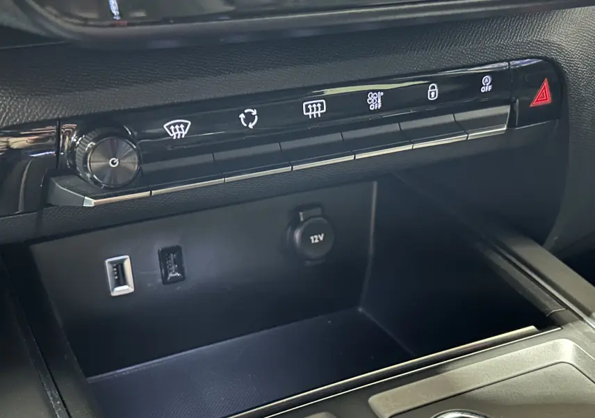 Vue rapprochée de la console centrale du Citroën C5 Aircross 2023, montrant les commandes de climatisation et ports USB.