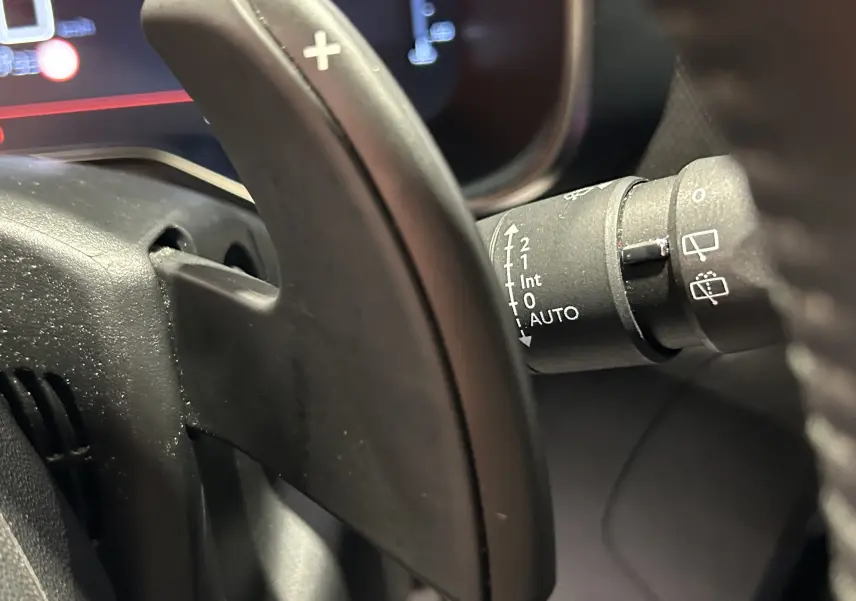 Gros plan sur la palette de changement de vitesse droite noire du tableau de bord du Citroën C5 Aircross 2023.