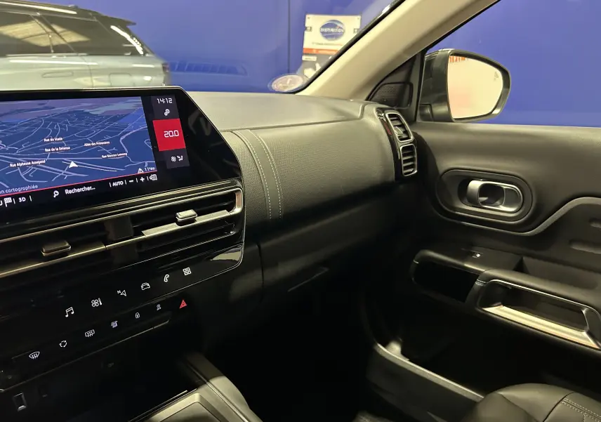 Vue intérieure côté passager du tableau de bord et écran tactile du Citroën C5 Aircross gris Platinium 2023.