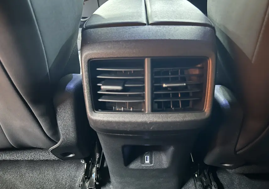Vue rapprochée de la console arrière avec bouches d’aération et port USB, intérieur noir du Citroën C5 Aircross gris Platinium.