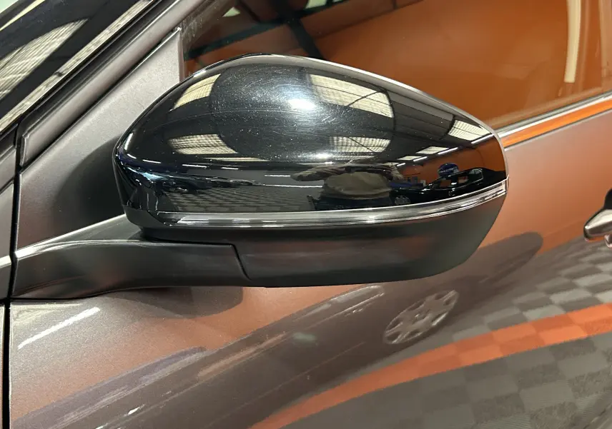 Rétroviseur extérieur noir brillant côté gauche du Citroën C5 Aircross gris Platinium, vue rapprochée en intérieur.