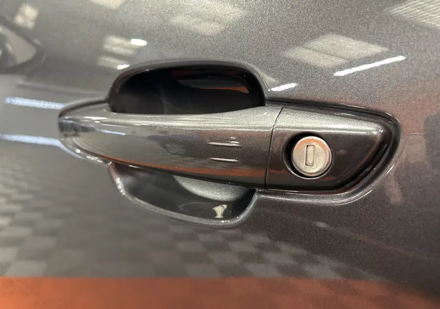 Poignée de porte gris Platinium en gros plan sur une Citroën C5 Aircross Ph.2, avec serrure intégrée visible.