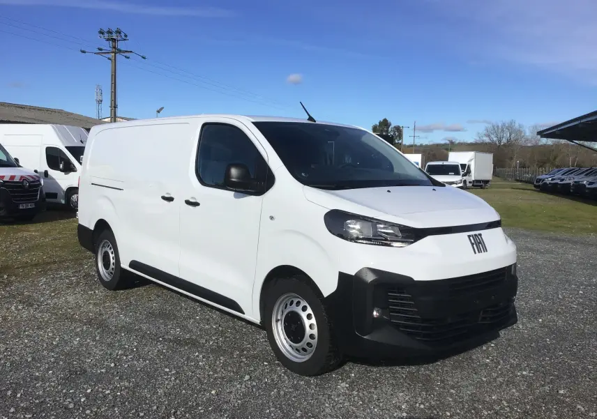 Fourgon blanc Fiat Scudo XL 2024 en 3/4 avant droit, avec pare-chocs noir et jantes acier simples.