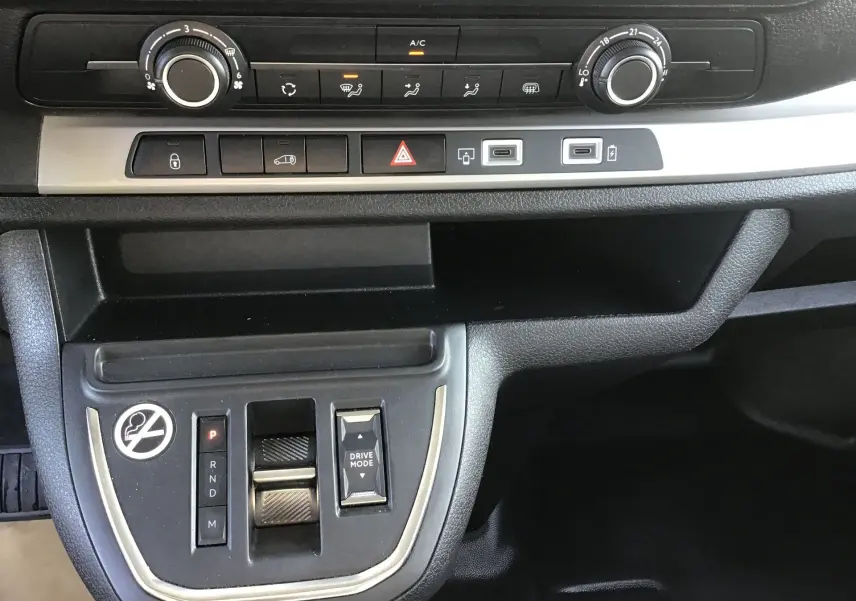 Vue rapprochée de la console centrale du Fiat Scudo Fourgon blanc 2024, avec commandes climatisation et boîte auto.
