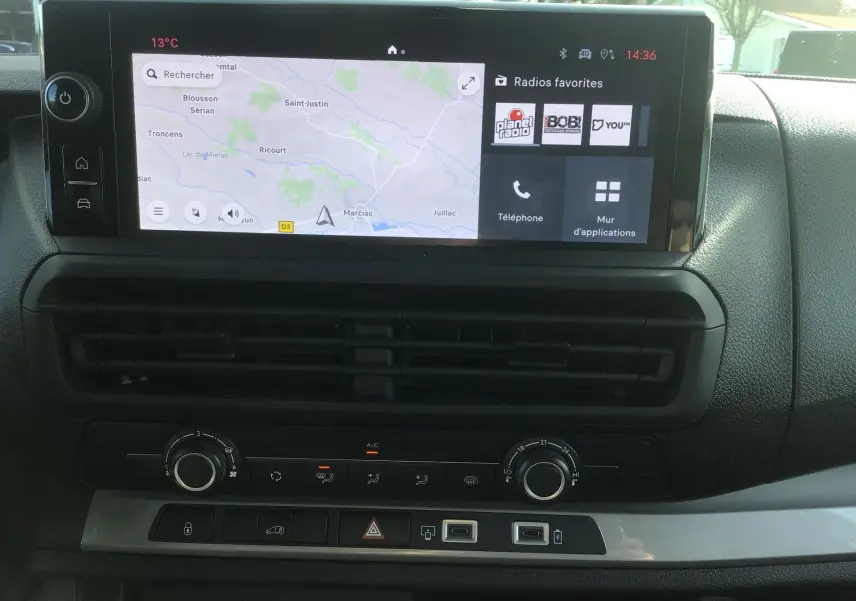 Vue rapprochée de l’écran tactile central du Fiat Scudo Fourgon blanc 2024, affichant la navigation et les commandes climatiques.