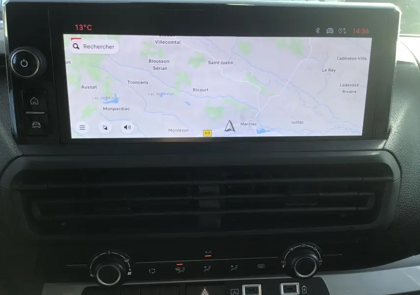 Écran tactile central avec navigation GPS dans l'habitacle du FIAT Scudo Fourgon blanc 2024, vue intérieure frontale.