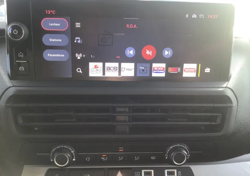 Vue rapprochée de l'écran tactile central et de la console de climatisation du Fiat Scudo Fourgon blanc 2024.