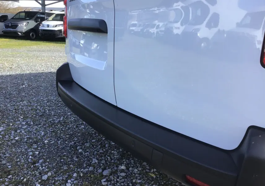 Gros plan sur l’arrière blanc du FIAT Scudo Fourgon 2024, mettant en valeur le pare-chocs noir et la caméra de recul intégrée.