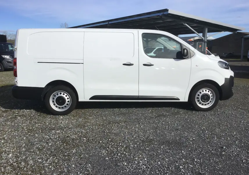 Vue de profil côté droit d’un FIAT Scudo Fourgon blanc 2024 avec portes latérales coulissantes et jantes acier.