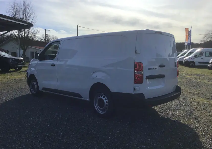 Fiat Scudo Fourgon blanc vu en 3/4 arrière droit, avec porte latérale coulissante et jantes acier simples.
