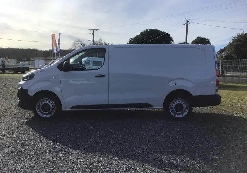 Vue de profil côté gauche du FIAT Scudo Fourgon blanc 2024, avec garde au sol réhaussée et jantes acier.