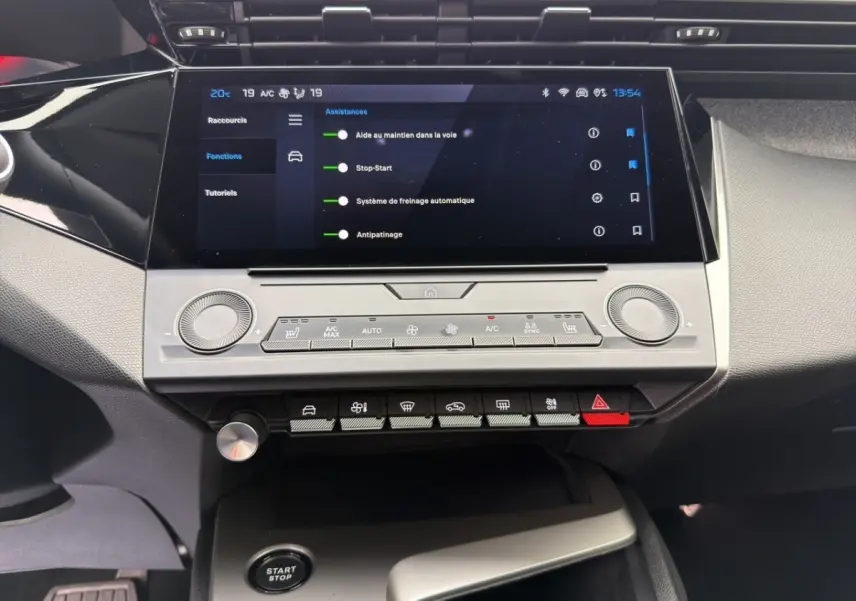 Vue rapprochée du tableau de bord de la Peugeot 308 Hybrid 145 e-DCS6 Allure 2025 avec écran tactile et commandes climatisation.