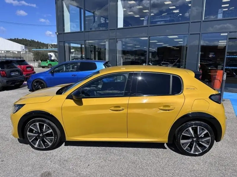 Profil côté gauche d'une Peugeot 208 GT Line jaune faro 2020, avec jantes alliage et vitres teintées.
