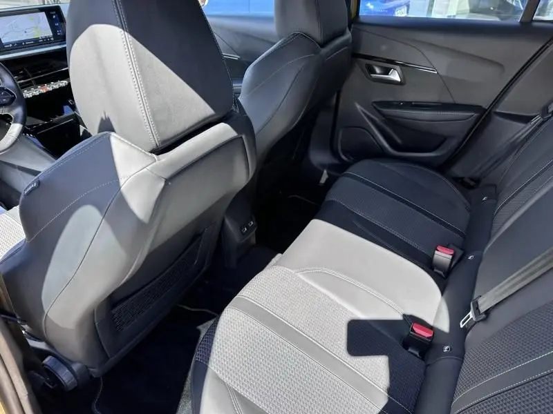 Vue intérieure arrière droite de la Peugeot 208 GT Line 2020, montrant les sièges noirs et détails de l'habitacle.