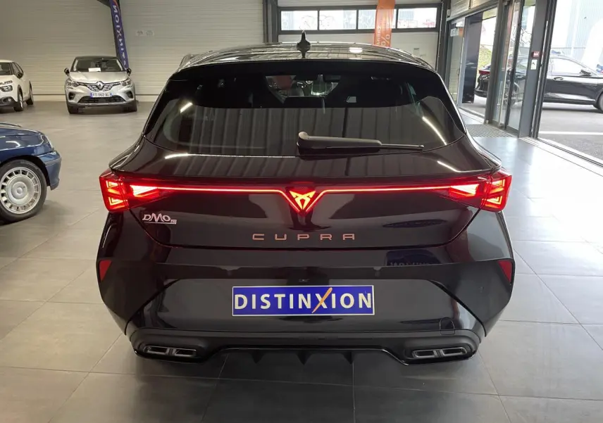 Vue arrière d'une CUPRA Leon noire avec signature lumineuse Tri-LED et double sortie d'échappement stylisée.
