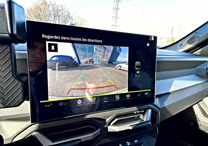 Écran tactile intérieur du Dacia Duster 2026 noir montrant la caméra de recul avec tableau de bord moderne.