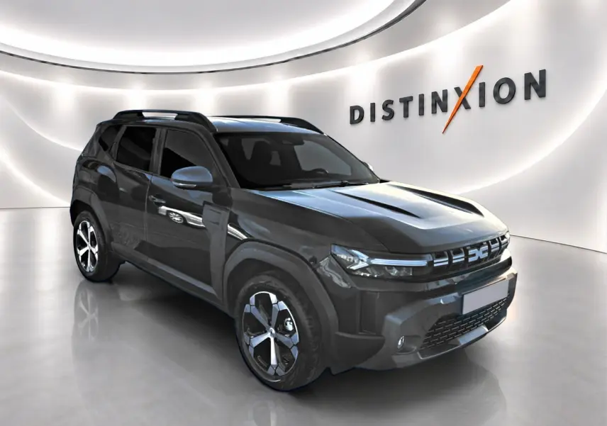 SUV Dacia Duster noir en 3/4 avant droit, avec jantes alliage et barres de toit visibles en showroom lumineux.