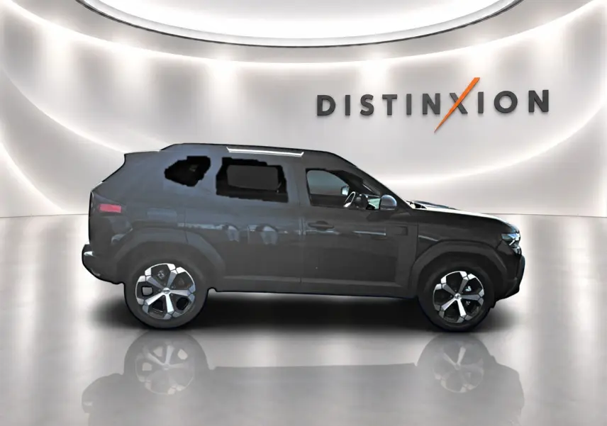 Profil gauche du Dacia Duster noir 2026 avec jantes alliage et barres de toit visibles en studio lumineux.