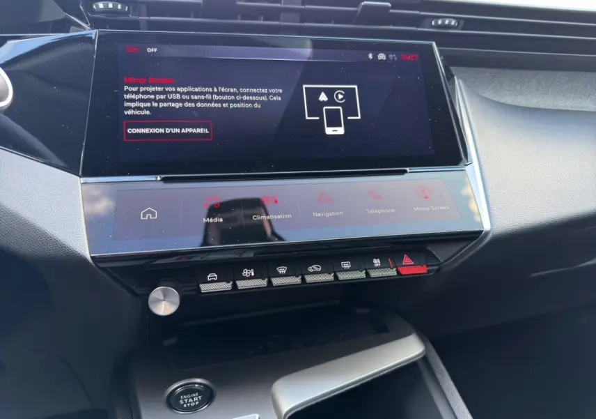Vue rapprochée de l’écran tactile central et des commandes de la Peugeot 308 Hybrid 145 e-DCS6 Allure 2025, intérieur noir.