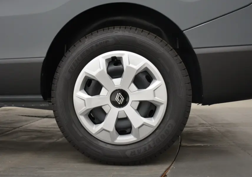Gros plan sur la roue avant droite du Renault Trafic Fourgon gris clair avec jante et pneu Goodyear visible.