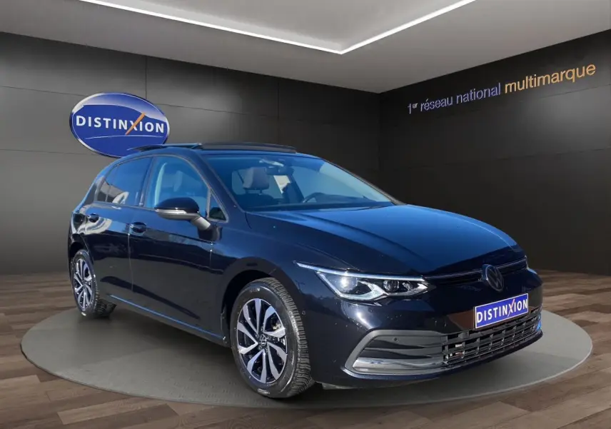 Volkswagen Golf VIII noire vue en 3/4 avant droit avec toit panoramique et jantes alliage 16 pouces.