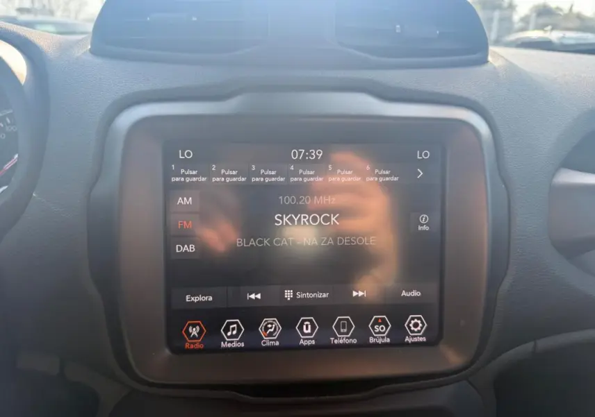 Écran tactile central du Jeep Renegade 2023 affichant la radio Skyrock, avec tableau de bord noir.