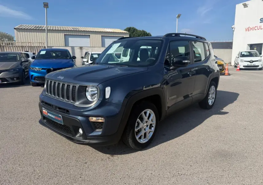 Jeep Renegade bleu en 3/4 avant droit, avec barres de toit et jantes alliage 17 pouces visibles en extérieur.