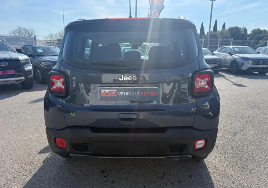 Vue arrière d'un Jeep Renegade bleu 2023 avec feux arrière en forme de X et badge e-Hybrid visible.