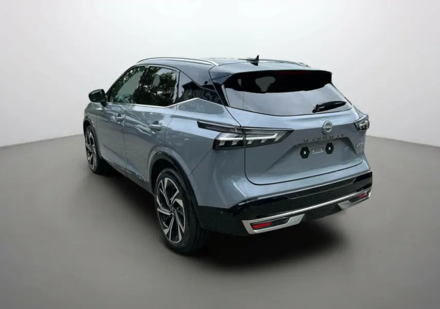Nissan Qashqai E-POWER 205 Tekna Plus gris argile avec toit noir, vue 3/4 arrière droit sur fond neutre.