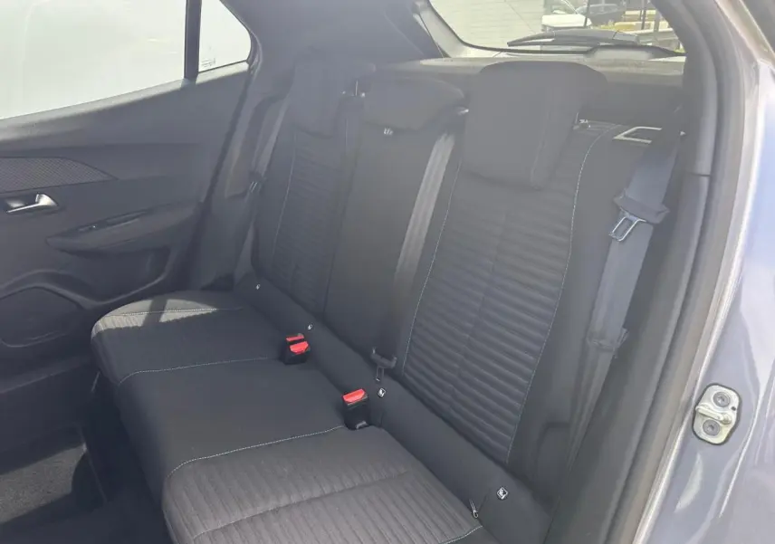Vue intérieure côté droit de la banquette arrière noire avec surpiqûres bleu azur du Peugeot 2008 gris clair 2022