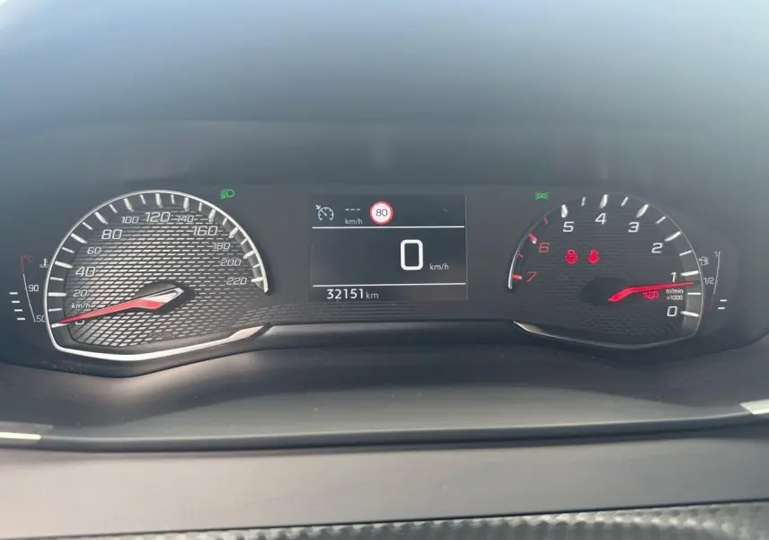 Tableau de bord du Peugeot 2008 gris clair 2022, affichage digital avec compteur vitesse à 0 km/h et 32151 km.