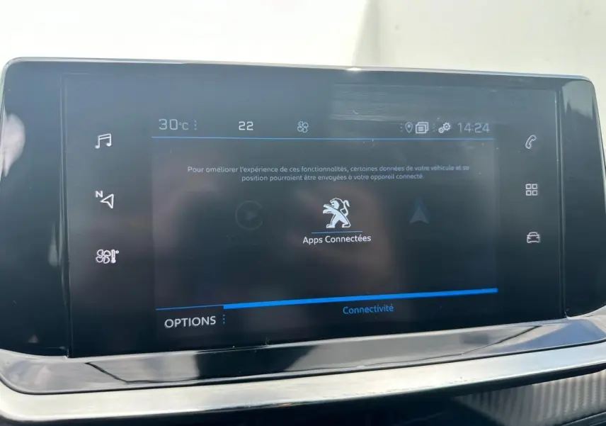 Écran tactile 7 pouces du système multimédia Peugeot 2008 II Style, affichant les apps connectées en intérieur.