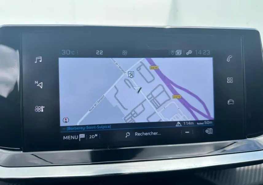 Écran tactile 7 pouces du système de navigation 3D connecté dans l'habitacle du Peugeot 2008 gris clair 2022.