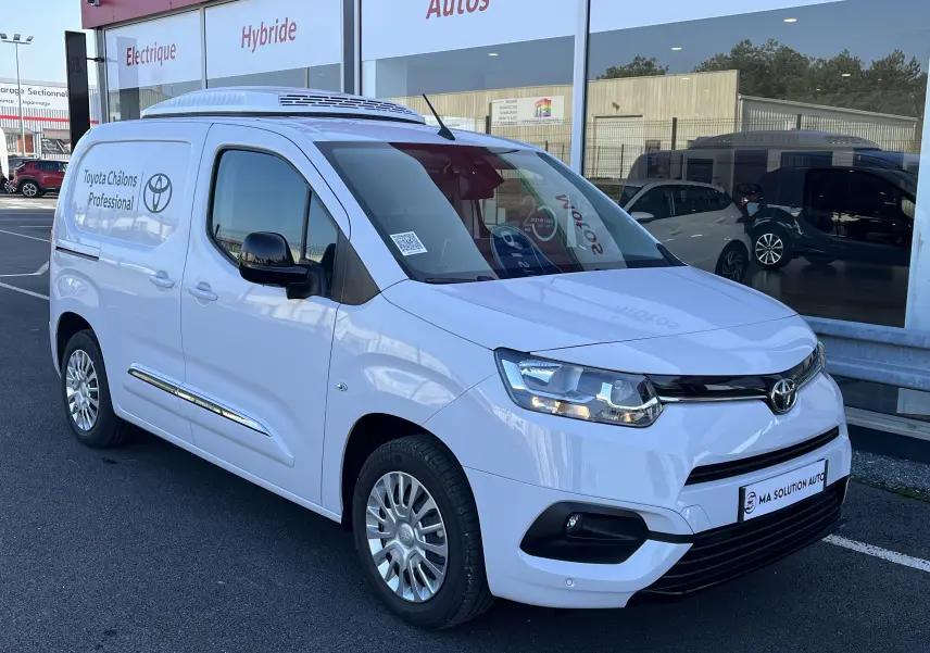 Toyota Proace City blanc glacier en 3/4 avant droit avec marquage Toyota Châlons Professional sur la porte latérale