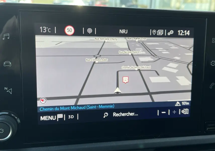 Écran tactile du système de navigation affichant une carte avec itinéraire, dans un Toyota Proace City 2023.