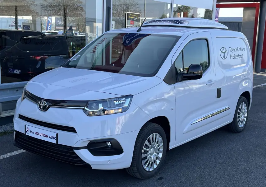 Toyota Proace City blanc glacier en vue 3/4 avant droit, fourgon frigorifique avec logo Toyota Châlons Professional sur la porte latérale.