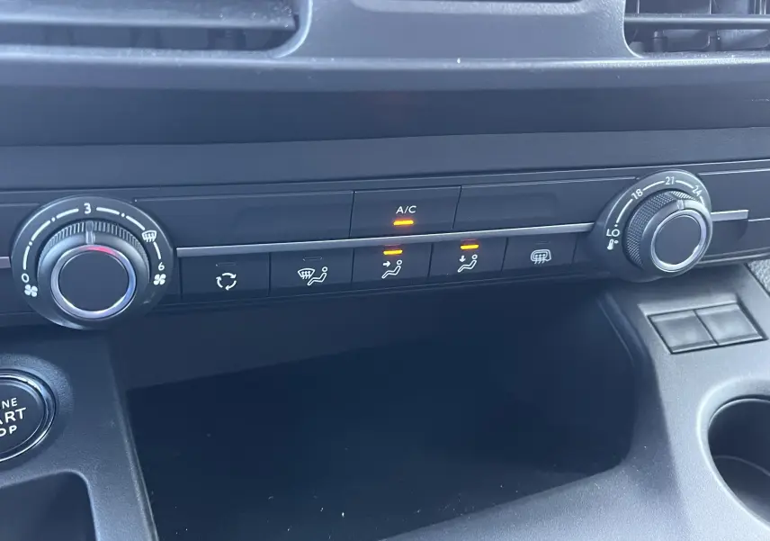 Détail de la console centrale du Toyota Proace City 2023 montrant les commandes de climatisation et ventilation avec boutons éclairés.