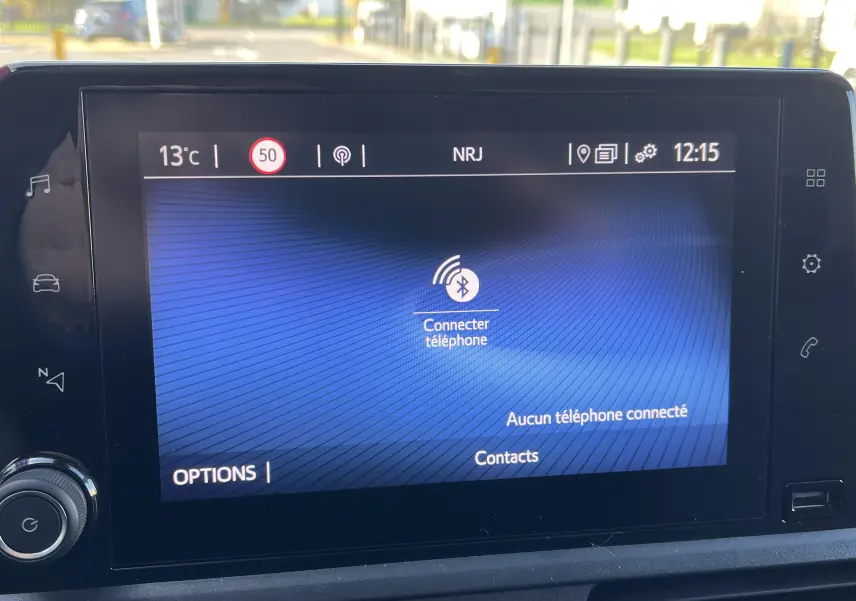 Écran tactile central du Toyota Proace City blanc glacier 2023 affichant la connexion Bluetooth téléphone.