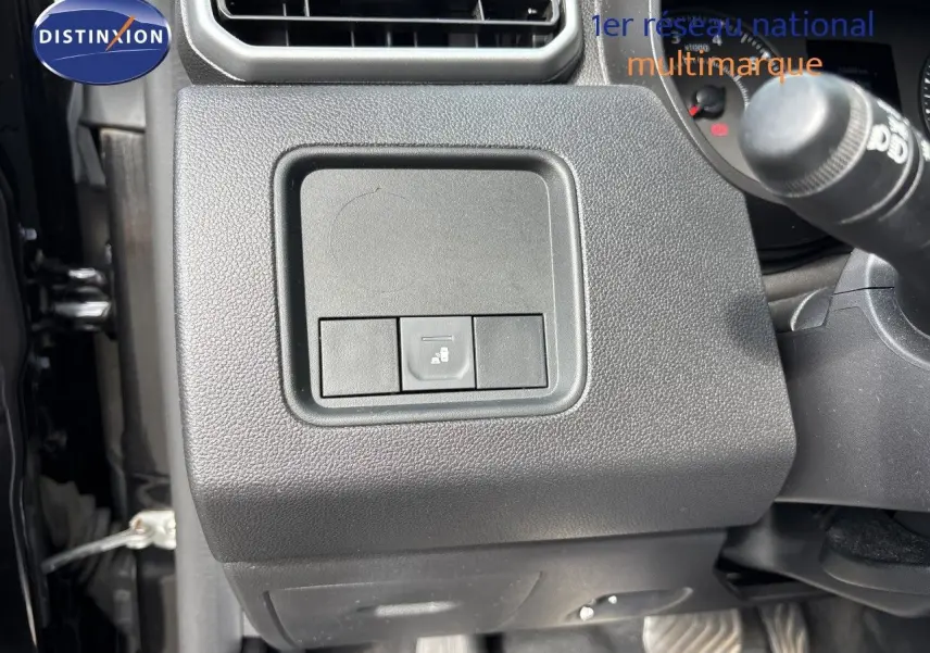 Détail intérieur côté gauche du tableau de bord du Dacia Duster noir 2024 avec bouton de verrouillage centralisé.